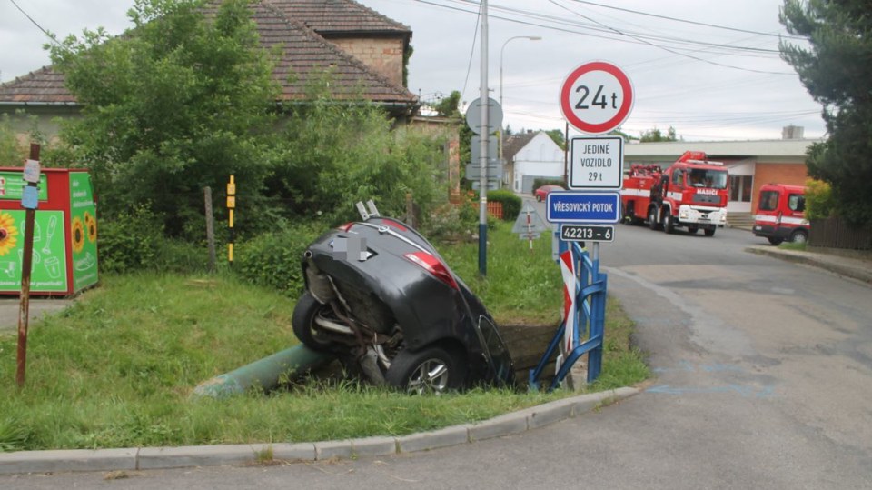 Auto se doslova zapíchlo v potoce